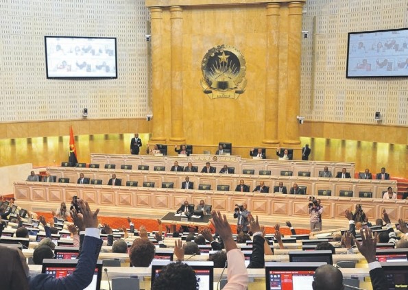 Parlamento aprova alterações ao IRT mas não mexe nas taxas e nos escalões