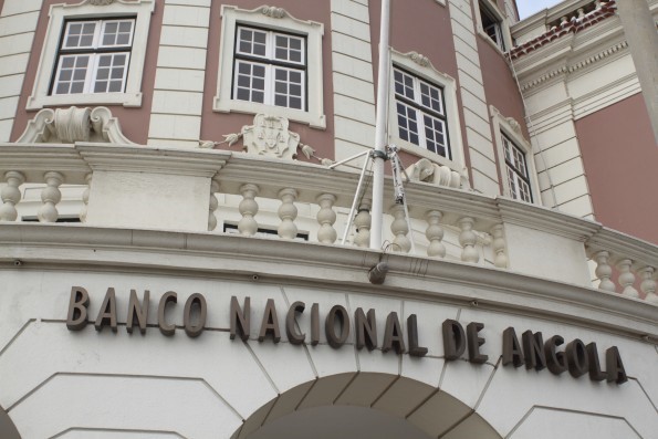 Bancos não compram totalidade das divisas colocadas em leilão pelo BNA e taxa de câmbio cai