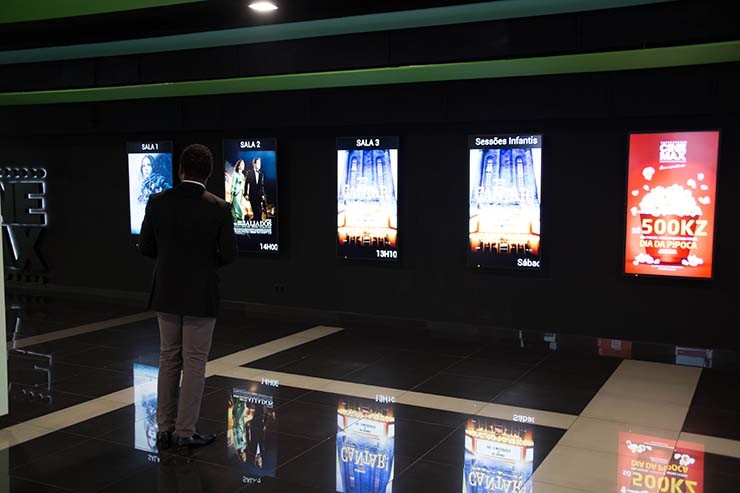 Cinemas reabrem com metade da lotação