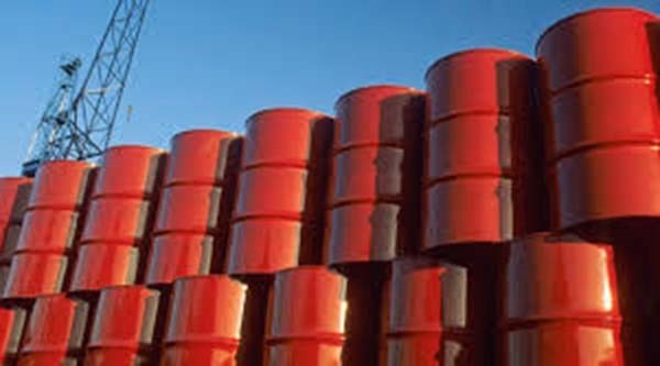Barril de petróleo a 63 dólares, 24 acima do valor referência para o OGE 2021