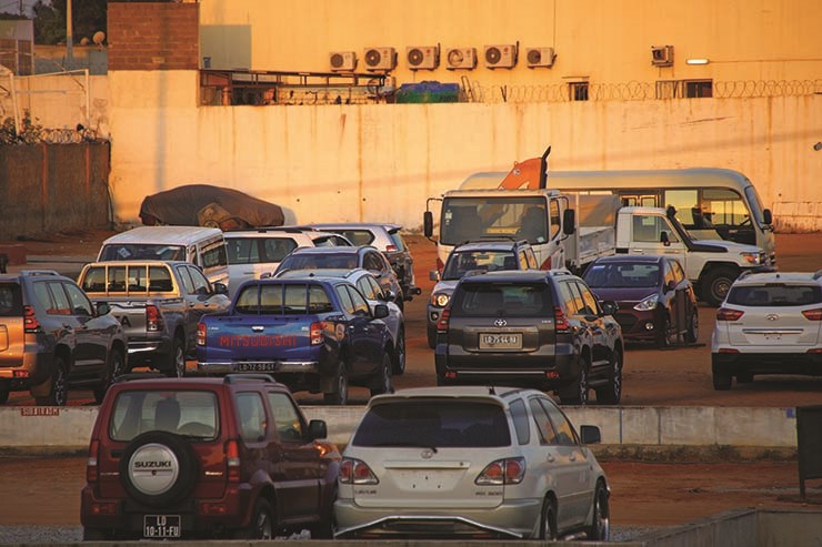 Município de Luanda leiloa "carcaças" abandonadas