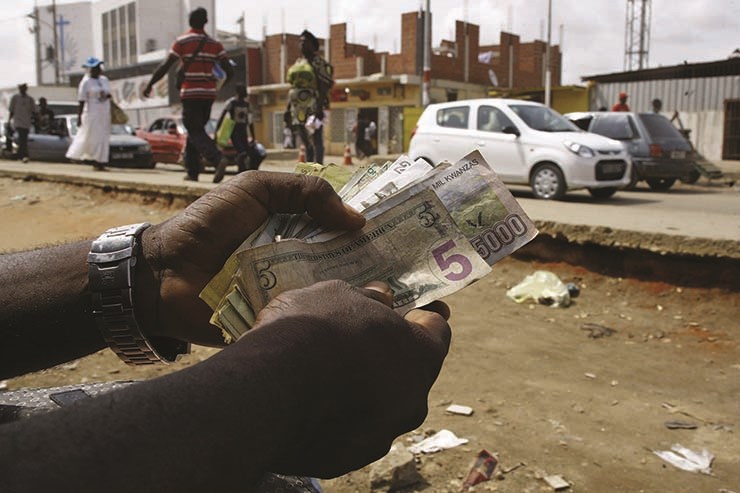 Kwanza "ganha terreno" face ao dólar e euro nos mercados oficial e no das kinguilas