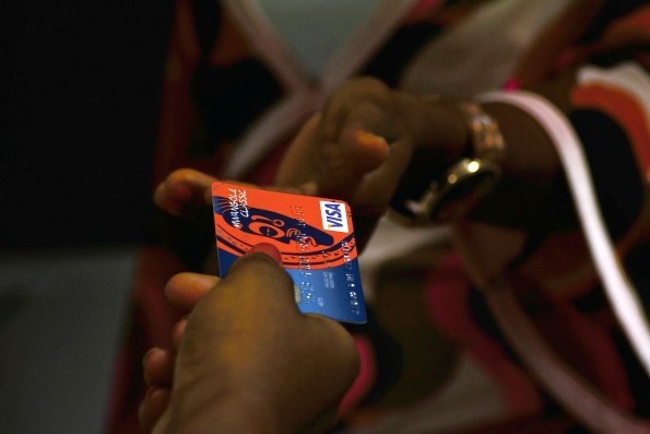 Suspensos há quatro anos cartões de débito Visa sem data para voltarem a ser emitidos