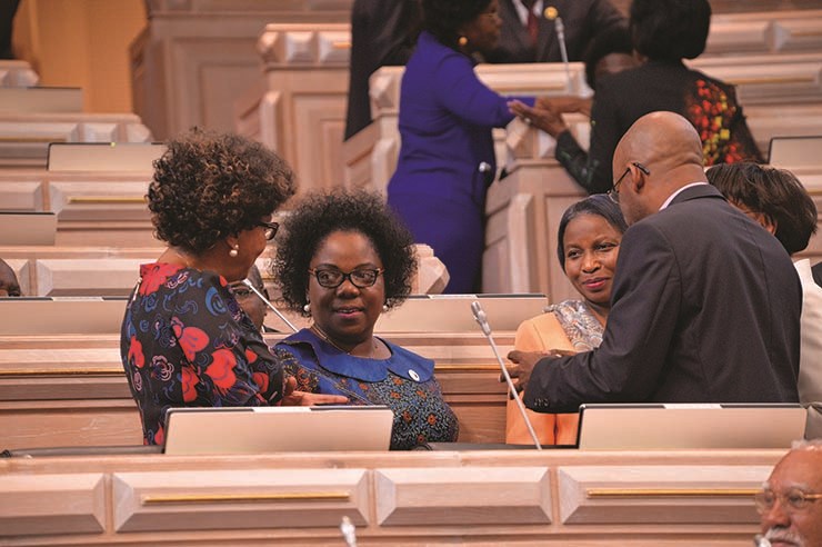 Caminho das mulheres na política em Angola anda aos "ziguezagues"