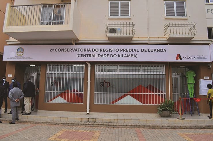 Emolumentos do registo predial e notariado: Taxas ou impostos? Substância vs forma