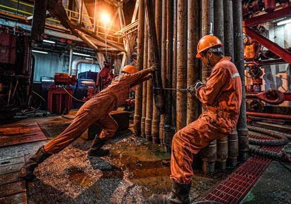 Petróleo em máximos de cinco semanas