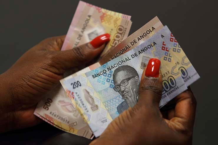 Kwanza interrompe percurso de ganhos com depreciação de 6%