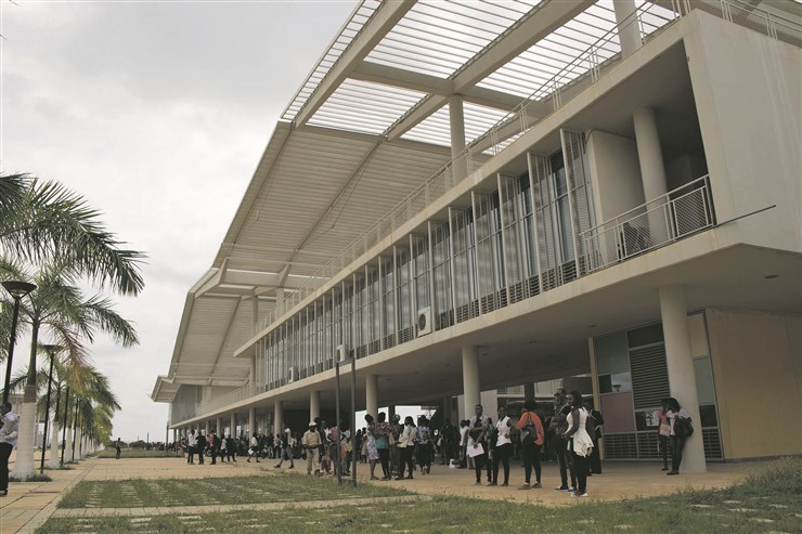 Estudantes das privadas com estágios durante e após a formação