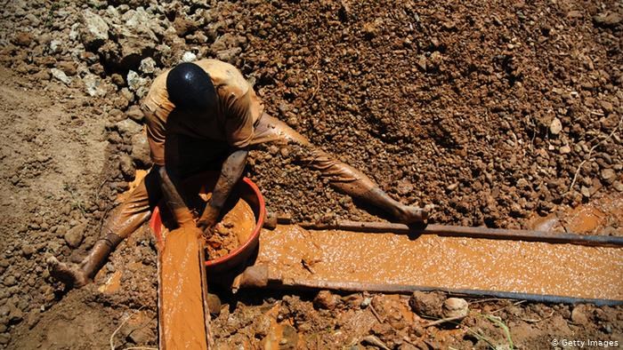 Tráfico ilegal de ouro cresce em África e tem como destino a Ásia